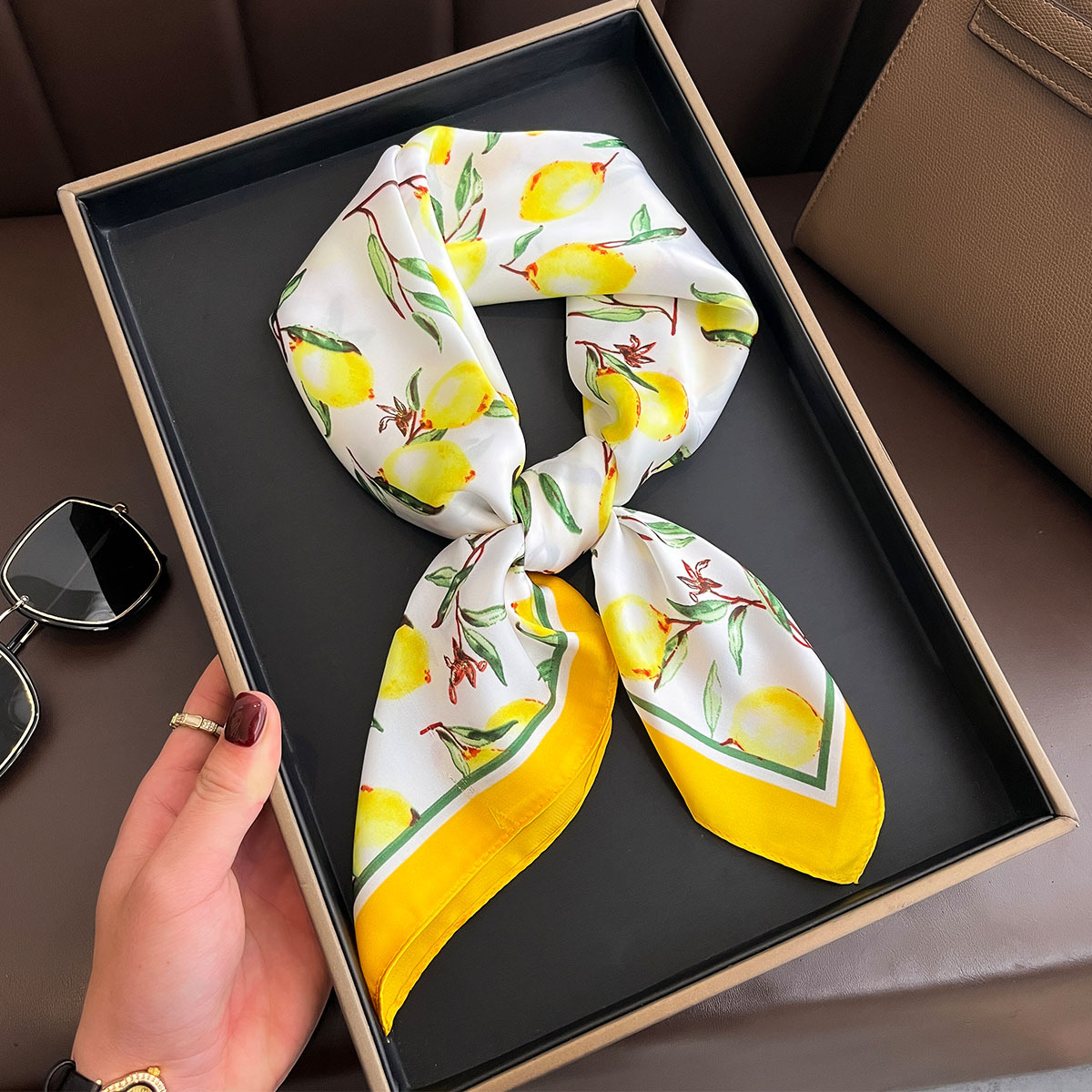 2025 New Yellow Lemon Print Sq - Silk Neck Scarf reseña y precio