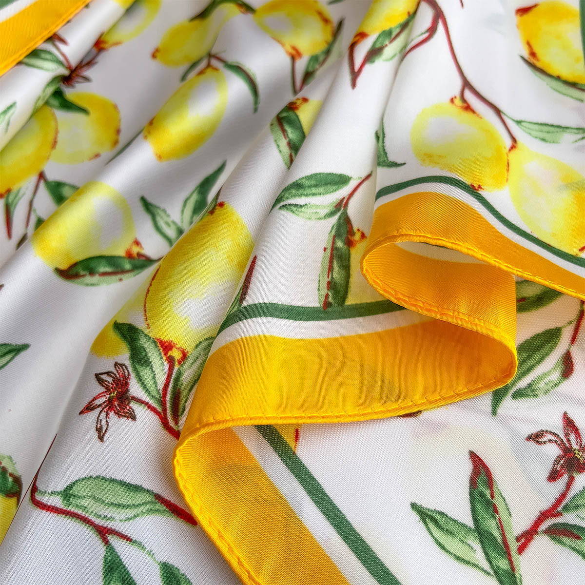 2025 New Yellow Lemon Print Sq - Silk Neck Scarf reseña y precio